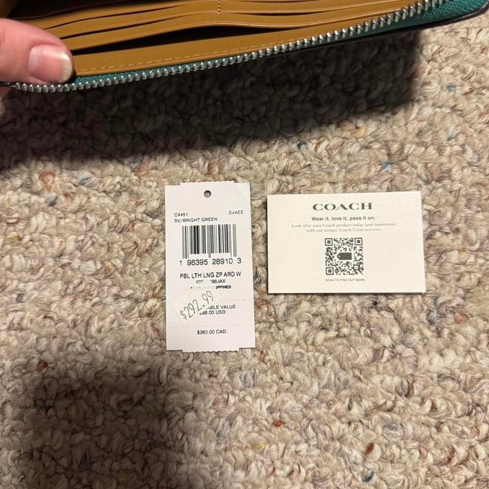 BRAND NEW This is a Coach Pebbled Leather Long Zip Around Wallet in Bright GrEen - Picture 5 of 5